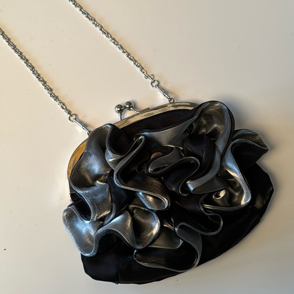 🌻 Black and Silver metallic sheen flower clutch purse with chain - Picture 1 of 6